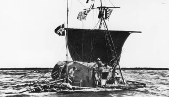 En 1947, l'ethnologue norvégien Thor Heyerdahl sur son radeau en balsa "KonTiki" traverse l'océan Pacifique lors de son expédition à la dérive du Pérou à la Polynésie. ©Getty - Keystone
